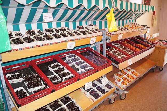 Im Hofladen werden die frisch gepflückten Beeren, Pflaumen oder Kirschen verkauft.