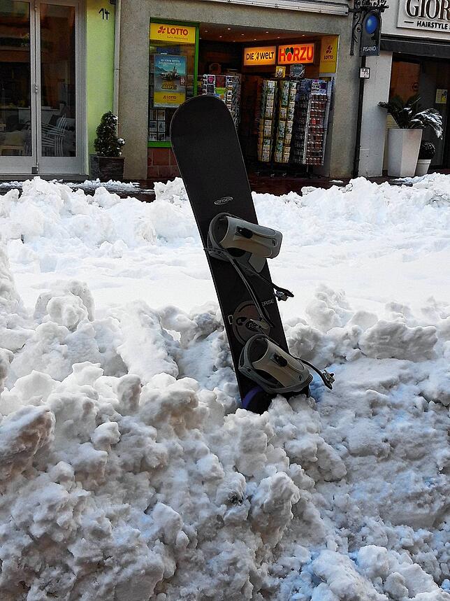 Mitten in der Kaiserstraße in Waldshut stand am Freitag dieses Snowboard.