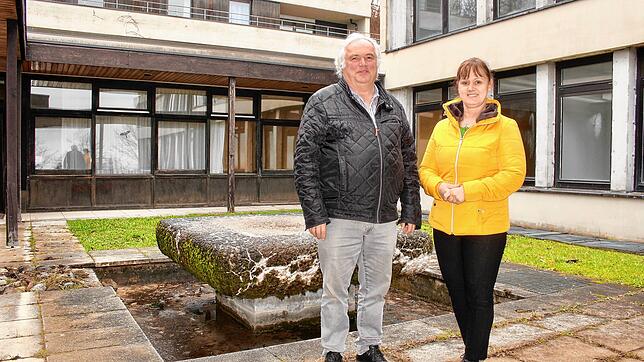 Wo Hans-Peter und Regina Kleemann heute stehen, sollen morgen die Hotelgäste im Pool planschen. Mit einem Generalunternehmer soll der ...