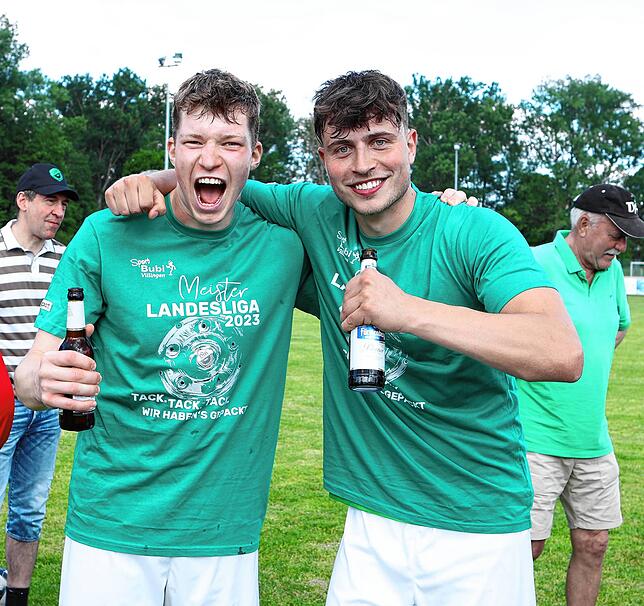Aaron Mössner und Tim Stolz freuen sich über den Aufstieg in die Verbandsliga.