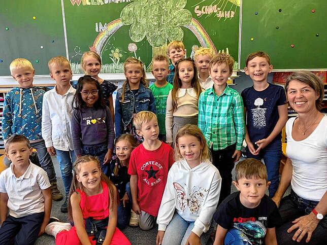 Klasse 1a: Die Erstklässler mit ihrer Klassenlehrerin Barbara Ossenberg.