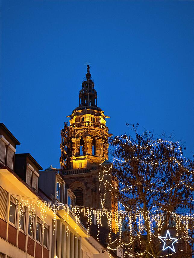 Die Kilianskirche in weihnachtlicher Stimmung auf dem Weihnachtsmarkt in Heilbronn.