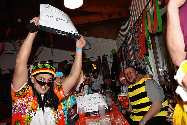 Umso verrückter, desto besser: Bei der Darts-Party im Vereinsheim des Fußballclubs Mönchweiler wird ausgelassen gefeiert.