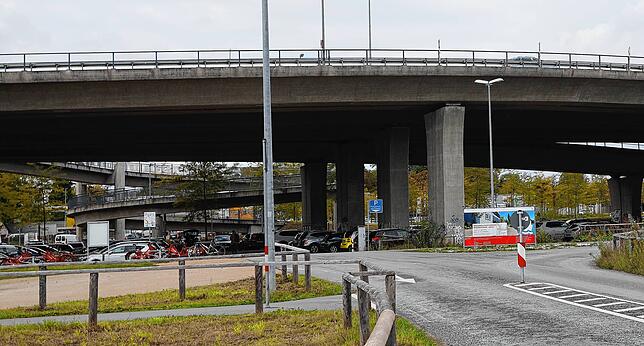 (Archivbild von 2019) Damals, im Jahr 2019, parkten noch Autos unter der Schänzlebrücke.