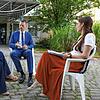 Die beiden SÜDKURIER-Reporterinnen Anna-Maria Schneider (links) und Laura Marinovic (rechts) treffen Oberbürgermeister Simon Gröger vor ...
