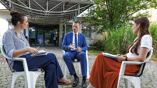 Die beiden SÜDKURIER-Reporterinnen Anna-Maria Schneider (links) und Laura Marinovic (rechts) treffen Oberbürgermeister Simon Gröger vor ...