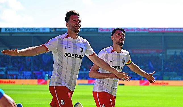 Torschuetze Lucas Hoeler und Vincenzo Grifo.