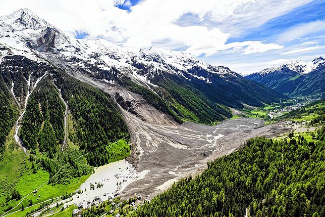 Insgesamt donnerten nach Schätzungen drei Millionen Kubikmeter Fels, Geröll und Eis des Birchgletschers ins Tal. Blatten ist das letzte ...