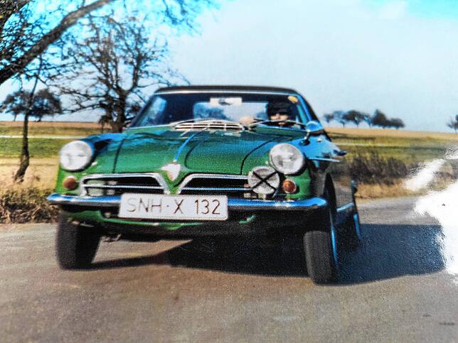 Da geht die Post ab: Rainer Schall Anfang der 70er im seinerzeit grünen Wankel-Spider. Auch Rennen ist er mit dem kleinen Cabrio gefahren.