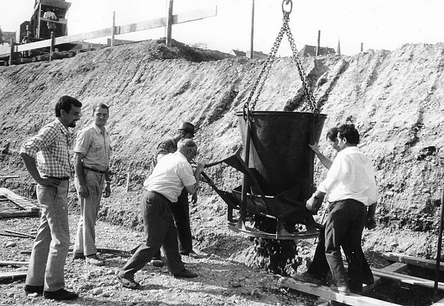 Hier schwebt Baumaterial für das Fundament ein.