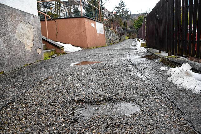 Die Schäden im Oswald-Blank-Weg in Stockach zwischen Oberstadt und Württembergerhofweg sind deutlich. Der Weg soll deshalb saniert werden.