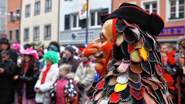 Bild 18: Schmotziger Dunschtig: Diese Mäschgerle feiern auf der Marktstätte