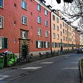 Hinter den roten und gelben Fassaden der Gebäude verbirgt sich der Petershauser Park – und Wohnraum für 658 Menschen.