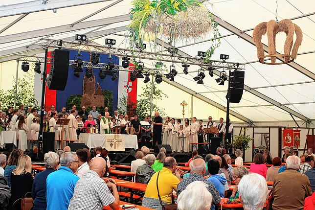 Bild 3: Festgottesdienst und Historische Marktgasse an der Sichelhenke in Bohlingen