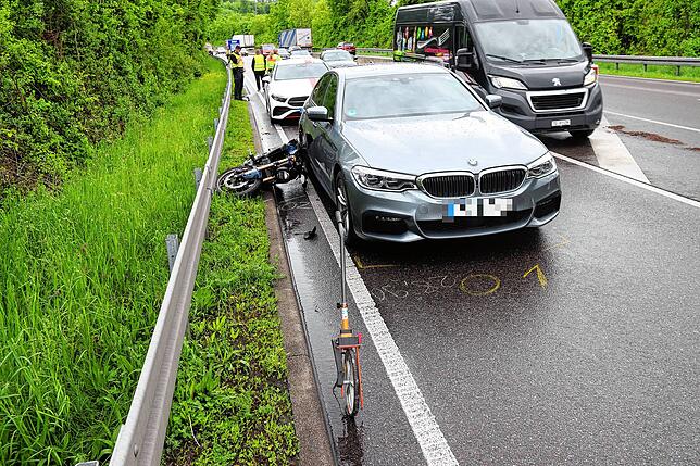 Die Unfallstelle nahe Uhldingen-Mühlhofen: Hier der B31 kollidierte am Dienstagmittag eine Motorradfahrerin mit einem Auto.
