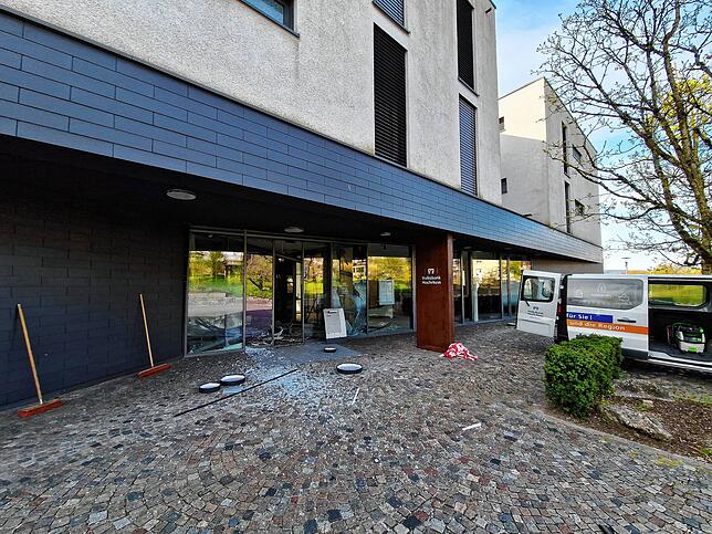 Bild 11: Sprengung der Filiale der Volksbank Hochrhein in Albbruck: Erdrückende Bilder vom Tatort