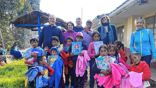 Dank der Spendengelder, die der Peru-Kreis gesammelt hat, bekommen Schulanfänger in Huancaray Dinge, die sie zum Schulbesuch brauchen. ...