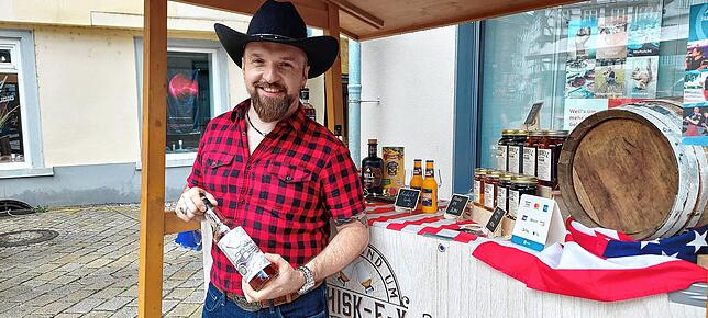 Marc Fiederer mit kariertem Hemd und Cowboyhut kennt sich mit Whiskey aus.