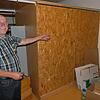 Hausens Ortsvorsteher Hans-Peter Münzer deutet an welcher Stelle der Durchbruch vom Lagerraum des Kindergartens in den Vereinsraum der ...