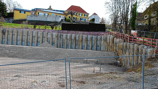 Seit vielen Monaten ruht die Baustelle an der Adolf-Kolping-Straße und zu sehen ist nur eine riesige Baugrube.