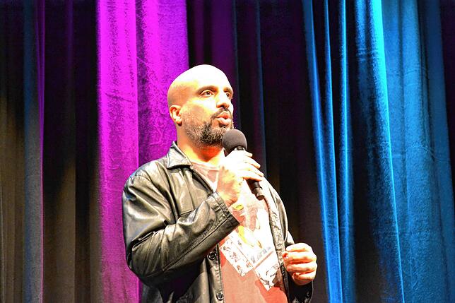 Comedian Abdelkarim verstand es vorzüglich sozialkritische Themen dem Publikum auf humorvolle Weise nahe zu bringen.