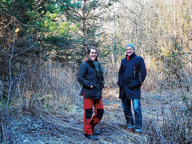 Sarah Bänziger (Naturpark Schaffhausen) und der Entomologe André Rey begutachten den Zitterpappelstandort mit den Schmetterlingsvorkommen.