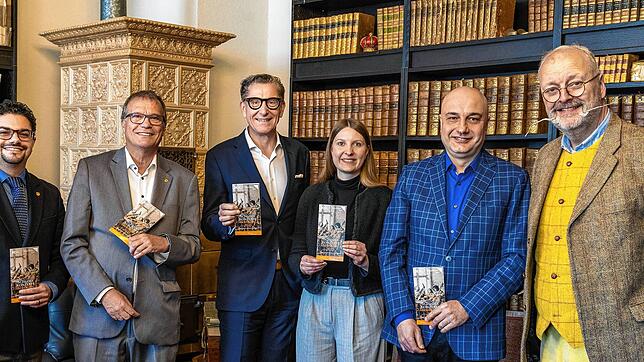 Kulturamtsleiter Dario Rago (v. l.), OB Klaus Eberhardt, Rainer Liebenow, Sparkasse Lörrach-Rheinfelden, die stellvertretende ...