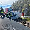 Kollision an einem Bahnübergang in Wutöschingen: Ein Zug schleift einen Transporter über mehrere Meter mit.