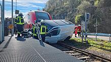 Kollision an einem Bahnübergang in Wutöschingen: Ein Zug schleift einen Transporter über mehrere Meter mit.
