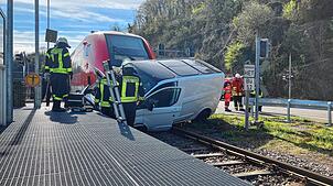 Kollision an einem Bahnübergang in Wutöschingen: Ein Zug schleift einen Transporter über mehrere Meter mit.