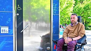 Christian Hüttenberger hat sich bereit erklärt, die barrierefreien Sanitärräume in der Überlinger Innenstadt aus den Augen eines ...