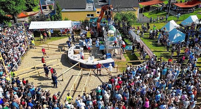 Der rohe Kloß wird mit einem Bagger aus dem 3000-Liter Kochtopf gehoben (Aufnahme mit einer Drohne). Beim Dorfjubiläum haben die ...