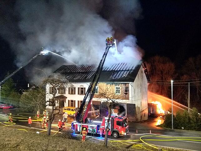 Drei Verletzte und Schaden in Höhe von mehreren hundertausend Euro sind die Bilanz des Großfeuers.