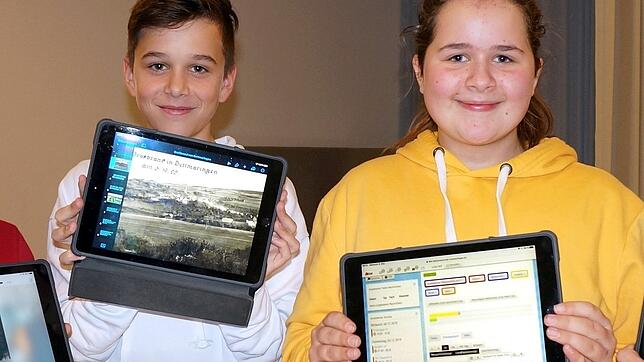 Leon und Luisa besuchen eine siebte Klasse der Alemannenschule in Wutöschingen und lernen gerne mit ihren Tablets.