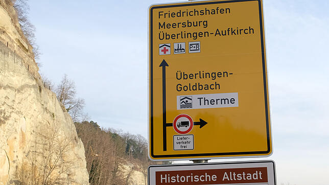 Wer von Sipplingen kommt, hat es einfach: Solange es im Parkhaus West oder im Parkhaus Therme noch Plätze gibt geht es &bdquo;via ...