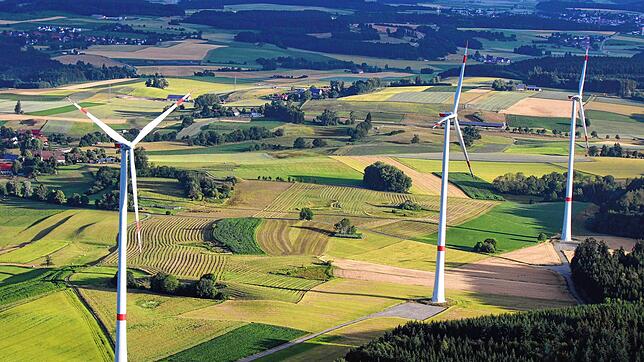 Drei Windräder bei Hilpensberg, einem Weiler von Pfullendorf-Denkingen, der zu einem kleinen Teil auch im Bodenseekreis liegt. Solche ...