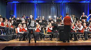Der Musikverein Stetten-Bergöschingen gibt in der ausverkauften Mehrzweckhalle in Hohentengen zweimal sein Jahreskonzert. Bild: Verein