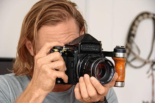 Am liebsten hinter der Kamera: Sebastian Wehrle mit einem seiner zehn Apparate.