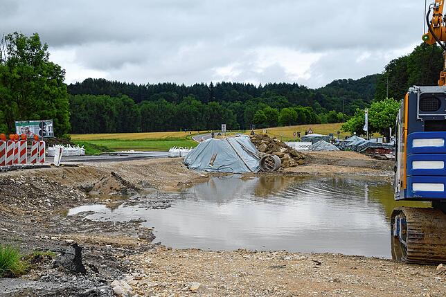 Wo sich das Wasser sammelt, soll eigentlich die neue Straßenbrücke entstehen. Links ist die Ersatzfahrbahn zu sehen.
