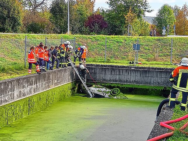 Einsatzkräfte der Gottmadinger Feuerwehr versuchen gerade, ein Auto aus dem Wasserrückhaltebecken zwischen Bietingen und Thayngen zu bergen.