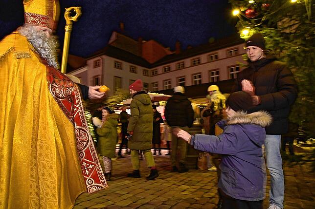 Sogar der Nikolaus ist am 6. Dezember auf dem Weihnachtsmarkt unterwegs und verteilt kleine Geschenke.