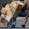 (Symbolbild) Ein Paketbote liefert Sendungen aus. In Konstanz wurde einem 35-Jährigen währenddessen das Zustellfahrzeug gestohlen.