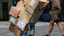 (Symbolbild) Ein Paketbote liefert Sendungen aus. In Konstanz wurde einem 35-Jährigen währenddessen das Zustellfahrzeug gestohlen.