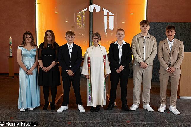 Sie haben ihre Konfirmation gefeiert (von links): Ina Gomer, Sophie Krauß, Max Müller, Diakonin Heike Harmsen-Winterhalter, Alexander ...