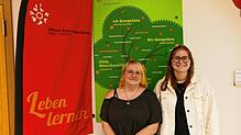 Naomi Jurtschak (links) und Sophia Natter machen derzeit ein FSJ an der Johann-Peter-Hebel-Schule. Foto: Janna Botero