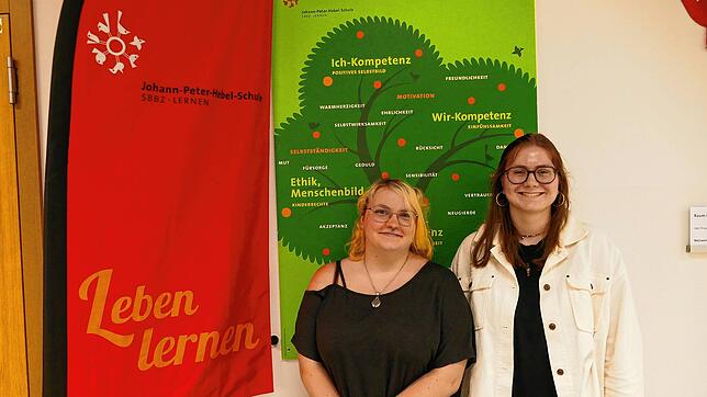 Naomi Jurtschak (links) und Sophia Natter machen derzeit ein FSJ an der Johann-Peter-Hebel-Schule. Foto: Janna Botero