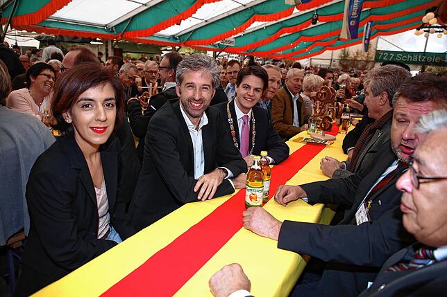 Die Grünen-Landtagsabgeordnete Nese Erikli im Jahr 2017 mit Tübingens Oberbürgermeister Boris Palmer und Tengens Bürgermeister Marian ...