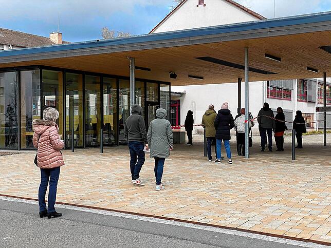 Alltag im Land am Wahltag unter Corona-Bedingungen: Bürger stehen vor der Ratoldus Grund- und Gemeinschaftsschule in Radolfzell an, um ...