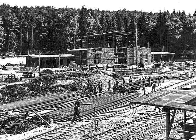 Arbeiter – seit Oktober 1943 KZ-Häftlinge – beim Bau von Anlagen und Gleisen. Die englische Luftwaffe wusste von der streng geheimen ...
