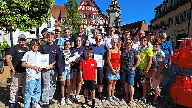 Zahlreiche Radlerinnen und Radler erhalten bei der Siegerehrung des Stadtradelns auf dem Marktplatz ihre Preise für ihre guten Leistungen.